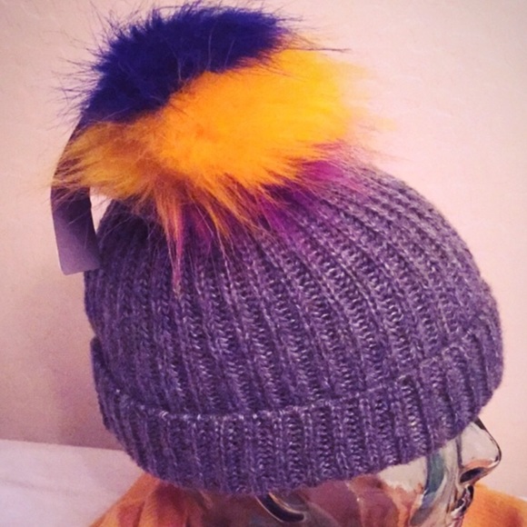 Zara Accessories - ONLY 1! Zara Pom Pom Beanie